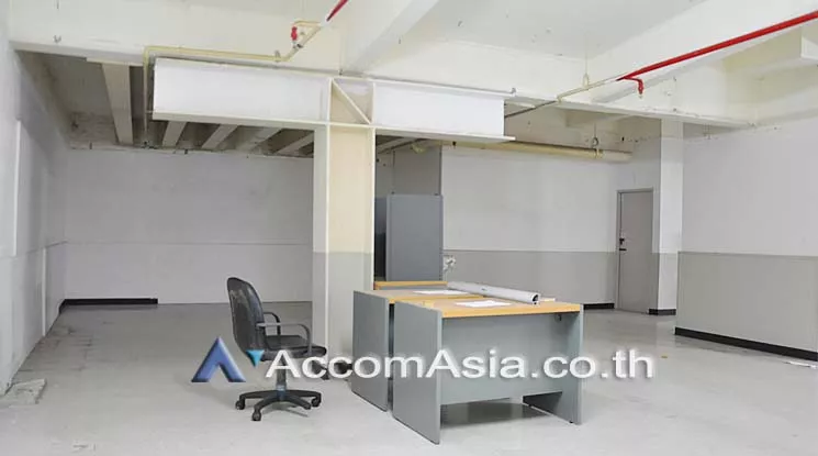 Office |  Retail / showroom For Rent in Silom, Bangkok  near BTS Chong Nonsi (AA15410)